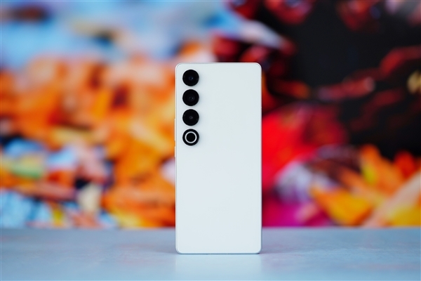 極星首款手機Polestar Phone官宣：魅族21 PRO親兄弟