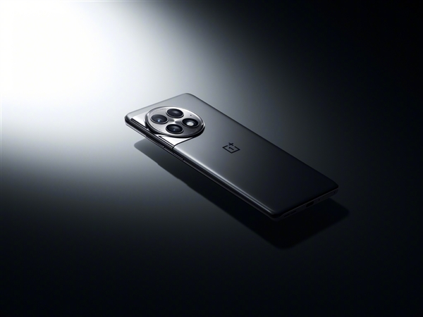 世界首款大規(guī)模量產(chǎn)24GB手機(jī)成了！一加Ace 2 Pro官宣聯(lián)動(dòng)美依禮芽