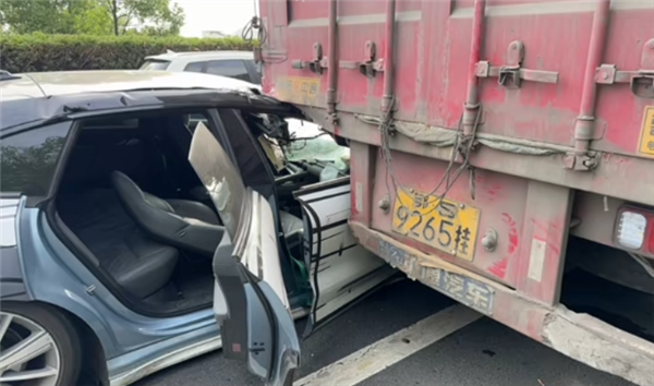 極氪001高速120碼追尾大貨車！副駕乘客：這條命極氪給的