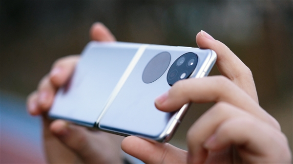 與眾不同的雙旦節(jié)禮物！華為Pocket S評(píng)測(cè)視頻：未來也許是小折疊手機(jī)天下