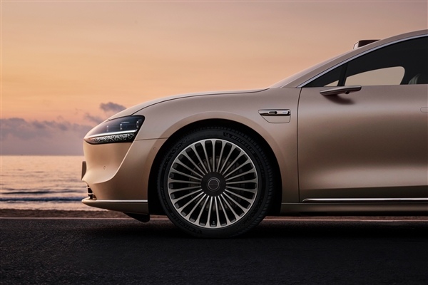 華為首款豪華旗艦轎車享界S9官圖發(fā)布：打的就是德系豪華三強(qiáng)