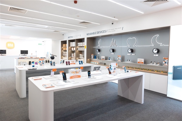 小米之家在英國(guó)開(kāi)業(yè) 雷軍曬圖：米粉在店門口排長(zhǎng)隊(duì)