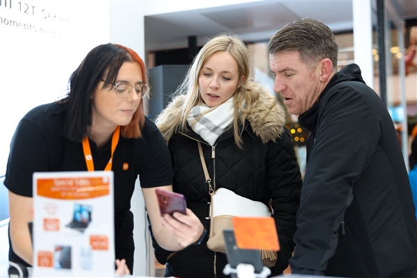 小米之家在英國(guó)開(kāi)業(yè) 雷軍曬圖：米粉在店門口排長(zhǎng)隊(duì)