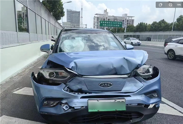 江淮追尾蔚來 江淮毀容蔚來無傷！網(wǎng)友：同廠不同命
