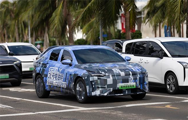 吉利全新雷神電混車型曝光：虧電油耗僅2L/100km 續(xù)航可達2000km