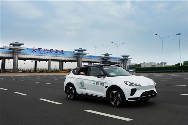 大媽坐無人出租車被兩名老外狂追嚇壞：原來是問這車沒人怎么開