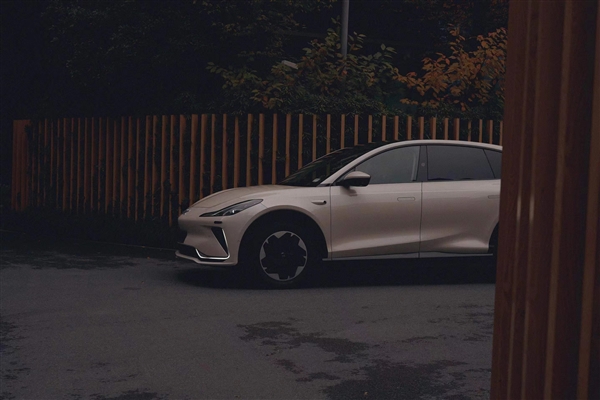 半輻式方向盤“致敬”特斯拉 上汽智己LS7官圖發(fā)布