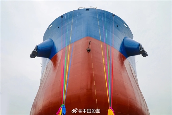 自主設計建造！“藍鯨”系列82600噸散貨船成功下水
