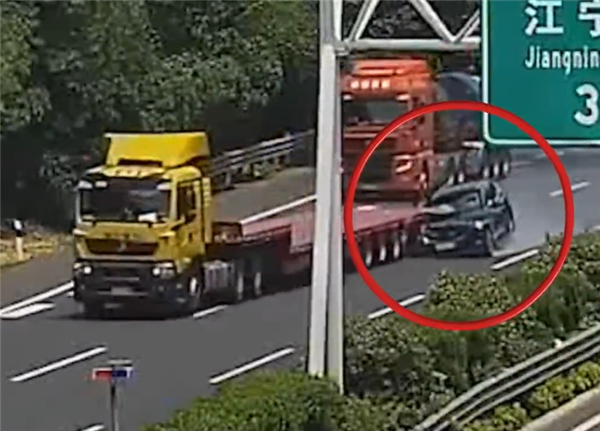 刺激又滑稽：小轎車司機(jī)疲勞駕駛追尾半掛車被一溜煙帶著跑