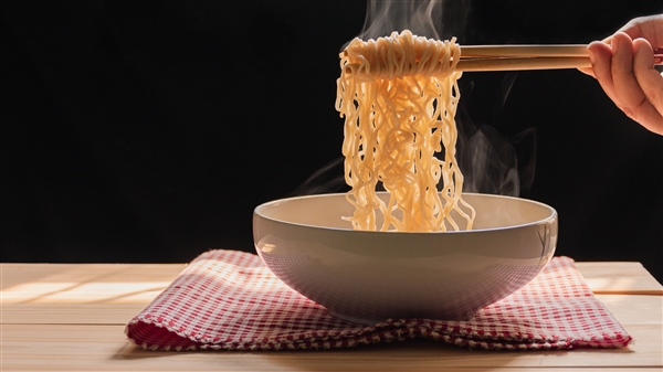 和府撈面被曝含預(yù)制菜：澆頭源自保質(zhì)期100多天的料包