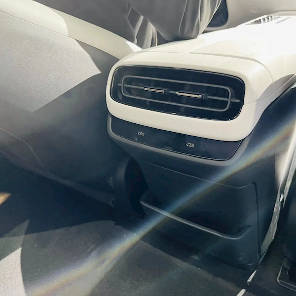 實(shí)拍！小米SU7實(shí)車(chē)內(nèi)飾曝光：物理按鍵一鍵操控空調(diào)、尾翼