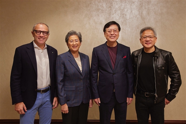 科技界頂尖大佬！楊元慶、黃仁勛、蘇姿豐合影世紀(jì)同框