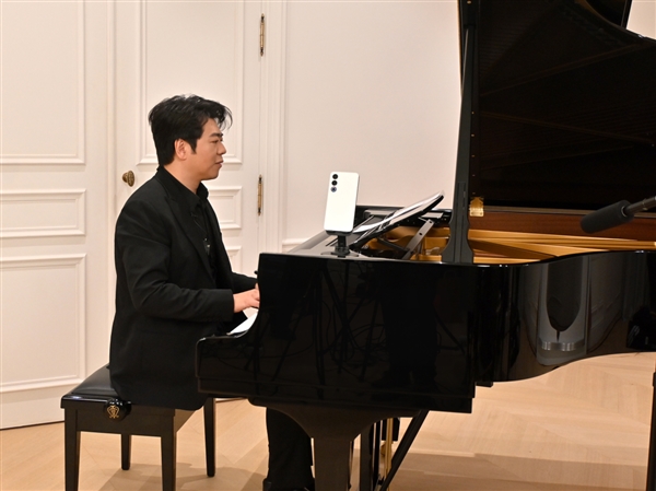 郎朗巴黎演奏 鋼琴上的魅族21亮了：一體純白太吸睛