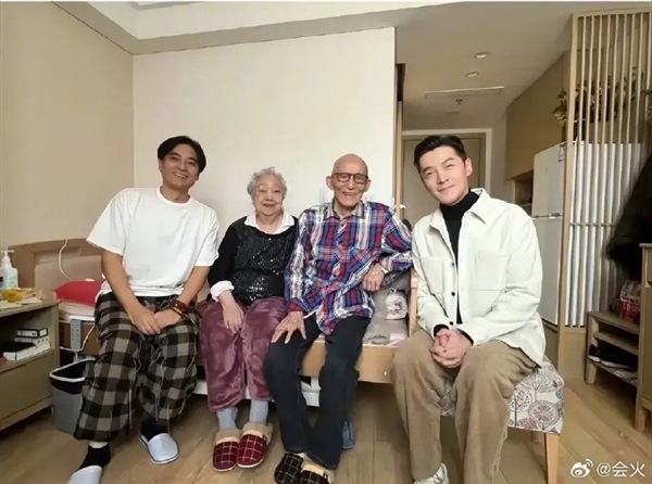 《繁花》劇組再聚首：胡歌陳龍去養(yǎng)老院看望游本昌