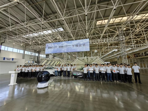 滿油滿電能跑1400公里！榮威D7量產(chǎn)下線：顏值是一絕