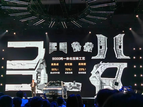 華為問(wèn)界M9實(shí)測(cè)重型卡車前后夾擊：乘員艙極限抗壓保證生存空間