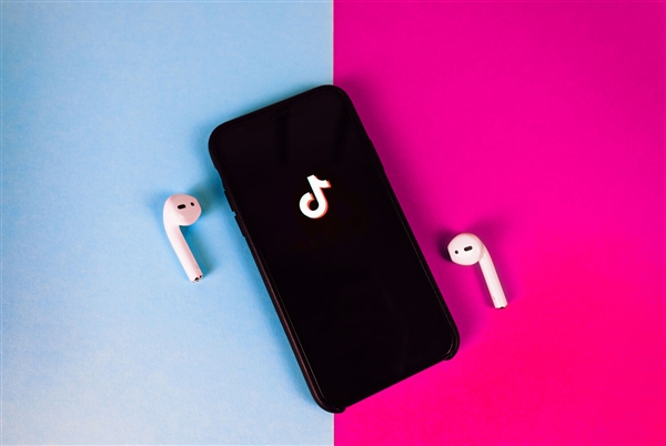 專家談東方甄選小作文事件：留下董宇輝踢走CEO是對(duì)的