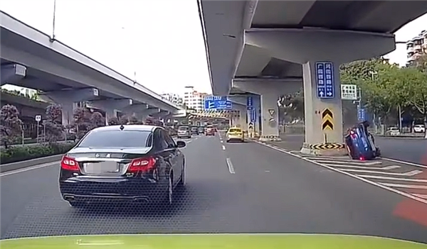 寶馬連續(xù)變道后與出租車相撞起火 官方通報(bào)：兩車均超速行駛