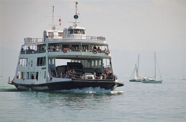 新能源車(chē)海南出島一票難求 車(chē)主質(zhì)疑為什么一船只能拉十幾輛車(chē)