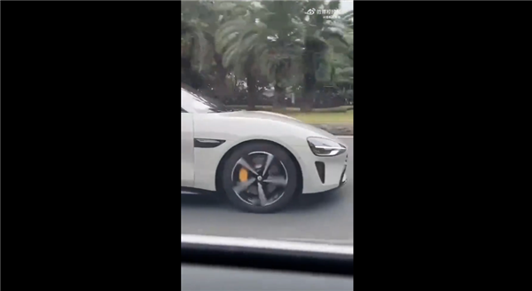 雷軍擔心怕賣太火！小米汽車SU7實車亮相 大街上開跑：回頭率超高