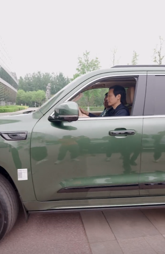 雷軍帶SU7車隊(duì)拜訪北汽集團(tuán)：感謝對小米汽車巨大幫助