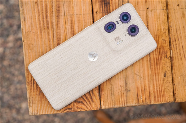 moto Edge 50 Ultra圖賞：實(shí)木材質(zhì)重出江湖 小米一加都曾做過