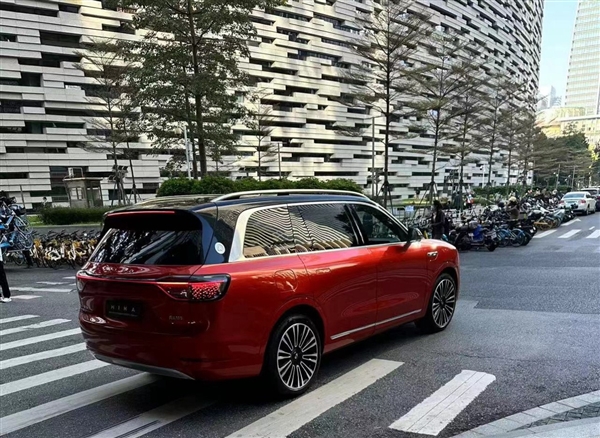 D柱懸掛“鴻蒙智行” 問界M9紅黑配實(shí)車曝光：比路虎攬勝還霸氣