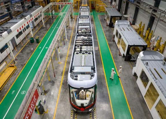 國內(nèi)首列氫能源智軌電車投運(yùn)：一次加氫可行駛200多公里