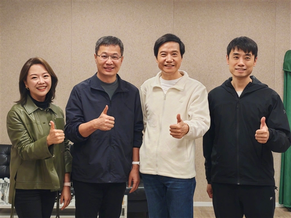 小米15和澎湃OS 2發(fā)布會第一次彩排：雷軍金凡合影