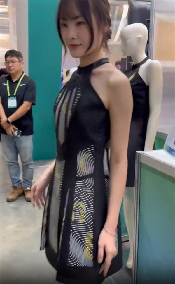 美女模特試穿電子紙裙子：能變色、變換圖案