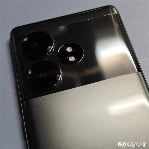 真我GT Neo6 SE真機照泄漏：全球首發(fā)6000尼特無雙屏