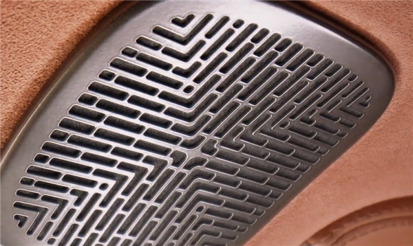 100萬(wàn)的比亞迪來(lái)了！仰望U8正式上市：5塊大屏 科技豪華感拉滿