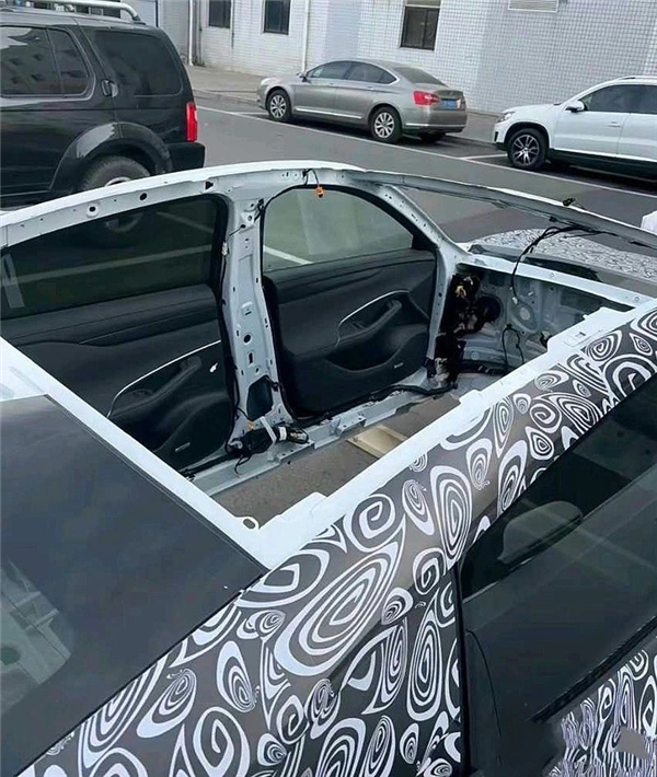 小米首車白車身現(xiàn)身 胡振楠：腦殼生痛、要不也直接開賣吧