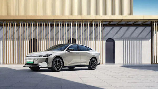 年輕人的第一臺掀背轎跑！長安UNI-V限時9.49萬起 至高優(yōu)惠2.2萬元