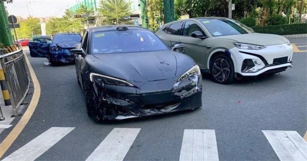 比亞迪仰望U6轎車實(shí)車曝光：展示“原地掉頭”獨(dú)門絕技