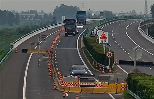 不看路不減速 一特斯拉Model Y撞上高速水馬：車頭全毀、氣囊全爆