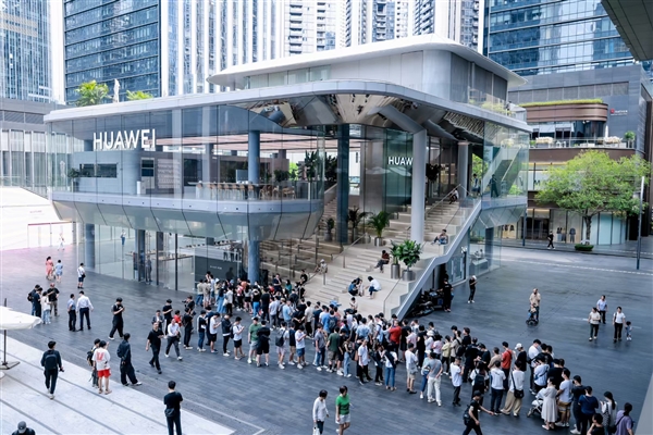 熱度行業(yè)第一！華為Pura 70系列突然開售：線下店鋪人山人海