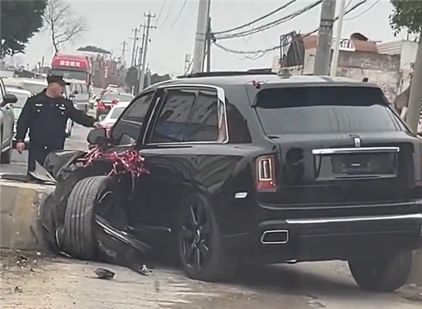 大幾十萬夠賠？全新勞斯萊斯庫里南撞上限寬路障：直接斷軸