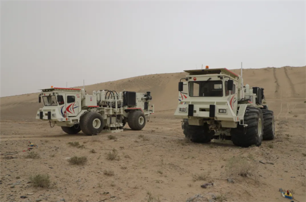 石油勘探神器！我國超大噸位寬頻EV80可控震源完成野外生產(chǎn)試驗