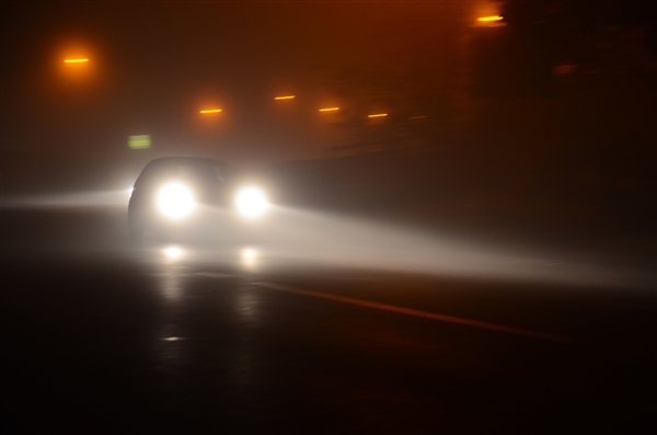 司機濫用遠光燈致人死亡 擔責一半賠償67萬元