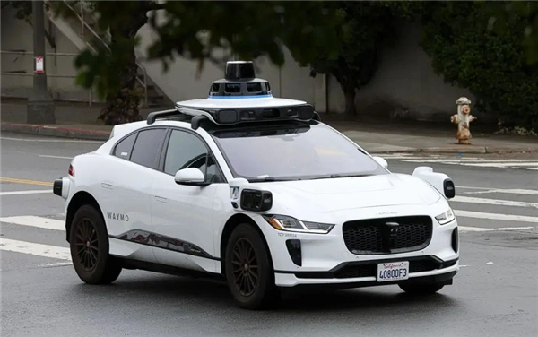 無人自動駕駛出租車夜間停車頻繁鳴笛 當(dāng)?shù)鼐用窨嗖豢把? h=