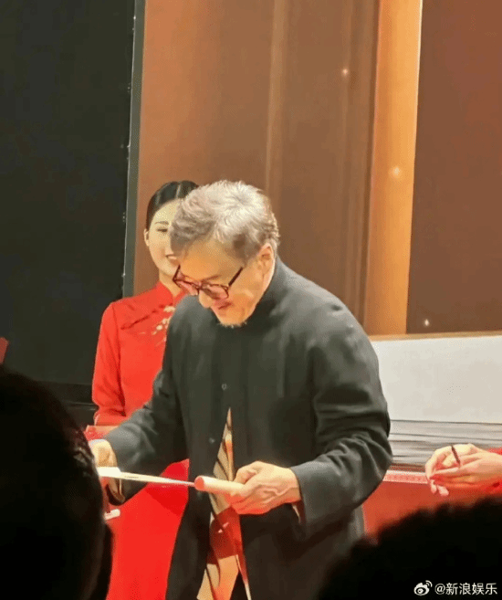 不敢認了：近70歲的成龍現(xiàn)身 兩鬢斑白 盡顯老態(tài)