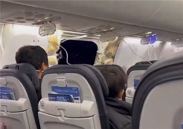 美國一客波音客機因失壓在空中出現(xiàn)一個大洞：下線僅兩個月