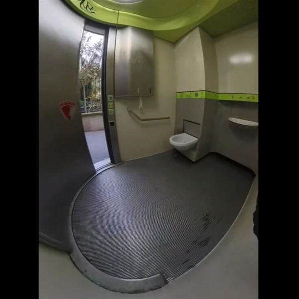 在巴黎被中國(guó)的廁所俠救了 網(wǎng)友：出國(guó)了還是中國(guó)人幫中國(guó)人