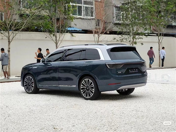 華為入車圈最強勢之作！問界M9實車曝光：百萬級旗艦SUV既視感