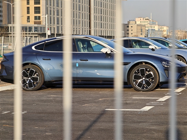 高清照來(lái)了！小米SU7深藍(lán)色曝光：實(shí)車好看又高級(jí)