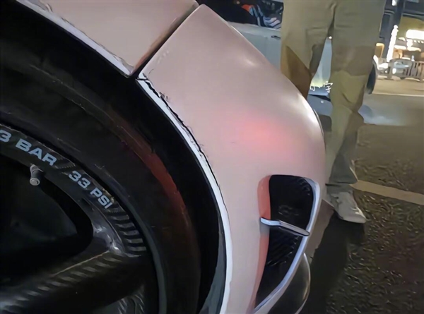 曝別克跨實(shí)線撞上科尼塞克定損406萬(wàn) 女車主自費(fèi)106萬(wàn)！大V：不可能定損這么快