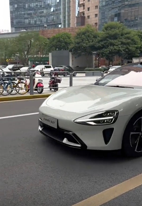 小米汽車SU7 Max實(shí)車高清出街照曝光！網(wǎng)友：佩服雷軍審美