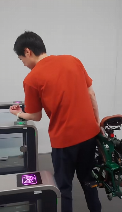 雷軍騎自行車上班引熱議 網(wǎng)友看完不淡定：這車賣1.5萬