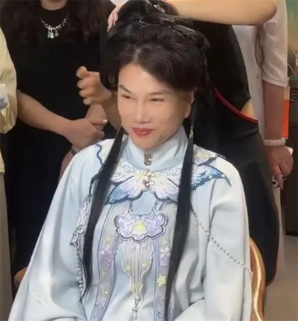 董明珠穿漢服帶閨蜜團二刷洛陽洛邑古城：現(xiàn)場圍觀游客爆滿